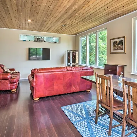 Pet-Friendly Austin Home With Deck, Yard, And Views!